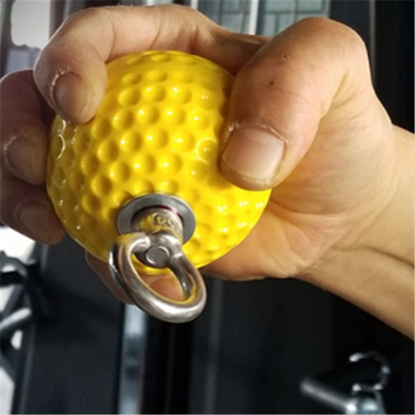 Vista cercana de un equipamiento de fitness con balón en un gimnasio