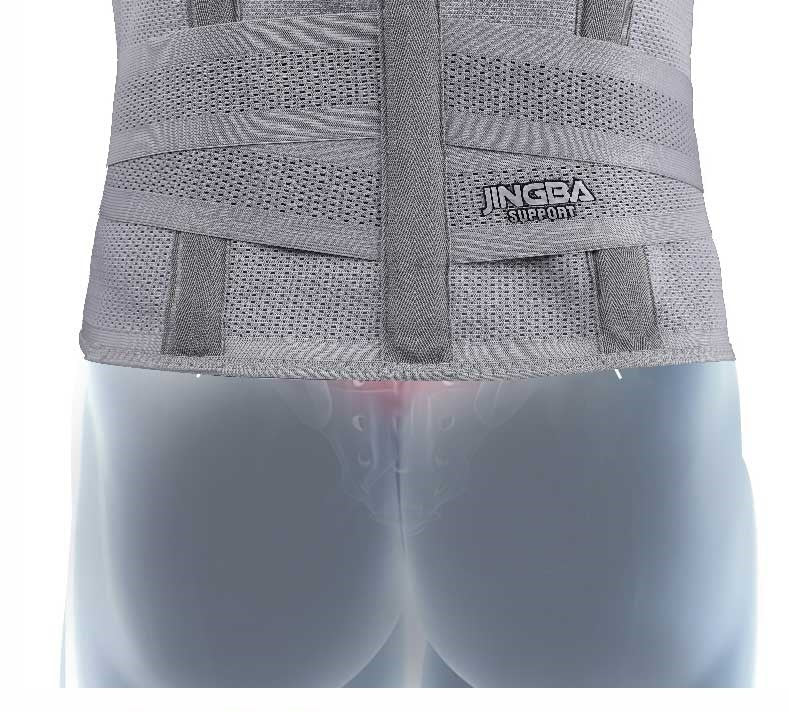 Persona entrenando con protección lumbar para evitar lesiones